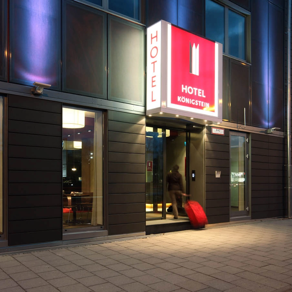 galerie-01-hotel-eingang-nacht